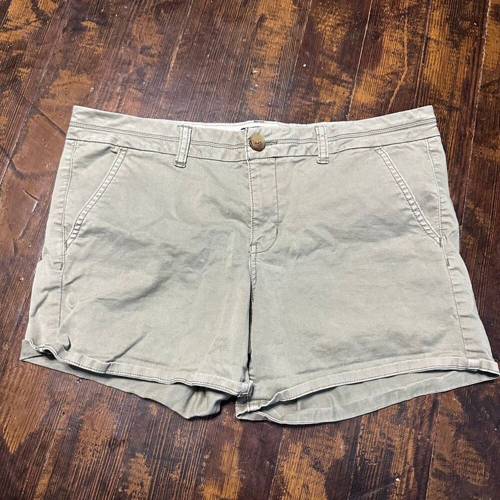 American Eagle green midi classic minimalist shorts